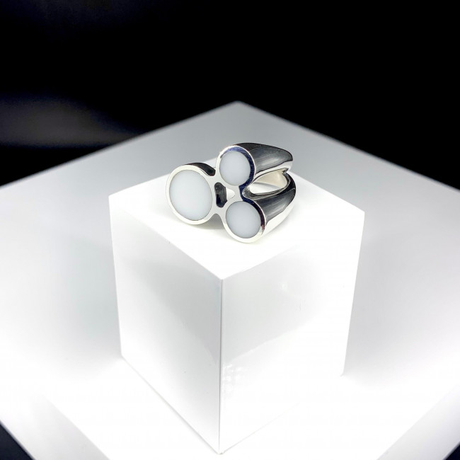 Кольцо к10043 (10.58 г), серебро, белый, кахолонг (имит) купить в интернет-магазине Циркон С