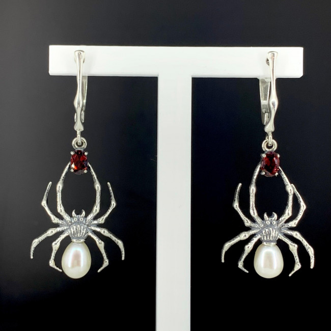 Серьги с10067 (9.38 г), серебро, красный, белый, гранат, жемчуг культ. купить в интернет-магазине Циркон С