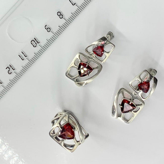 Серьги с10071 (7.39 г), серебро, красный, гранат купить в интернет-магазине Циркон С