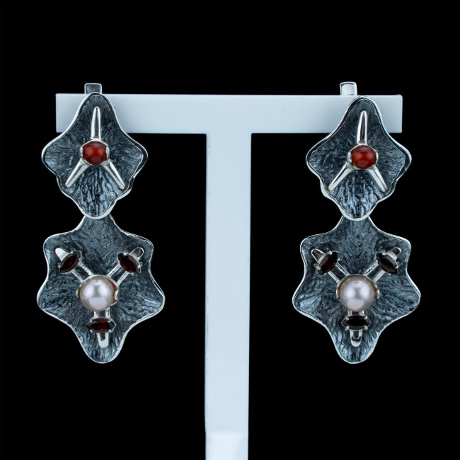 Серьги с10072 (15.91 г), серебро, красный, розовый, коричневый, гранат, жемчуг культ., сердолик купить в интернет-магазине Циркон С