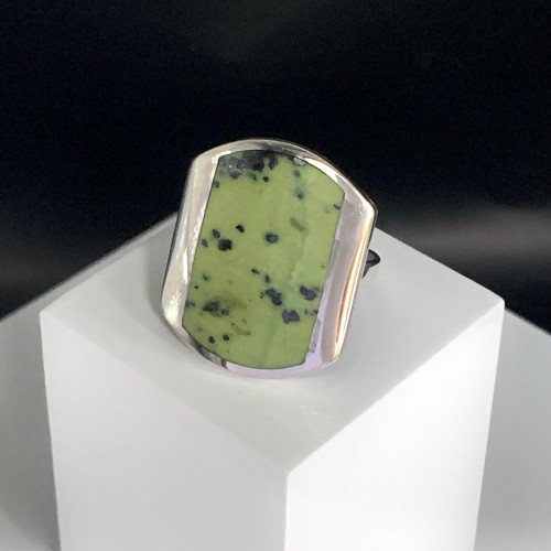 Кольцо к10078 (6.87 г), серебро,  Зелено-желто-черный Лизардит купить в интернет-магазине Циркон С
