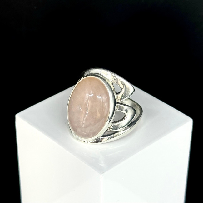 Серебряное кольцо Циркон к10091, розовый, морганит Кольцо к10091 (7.55 г), серебро, розовый, морганит купить в интернет-магазине Циркон С