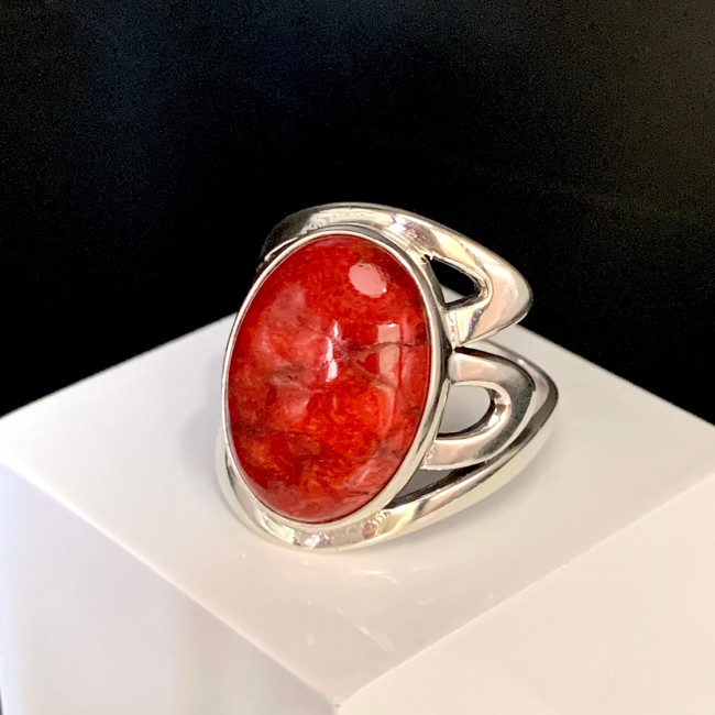 Серебряное кольцо Циркон к10091, красный, коралл губч. Кольцо к10091 (7.98 г), серебро, красный, коралл губч. купить в интернет-магазине Циркон С