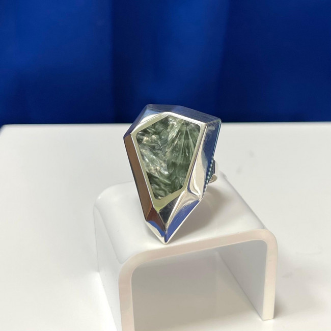 Кольцо к10101 (8.70 г), серебро, зеленый, клинохлор купить в интернет-магазине Циркон С