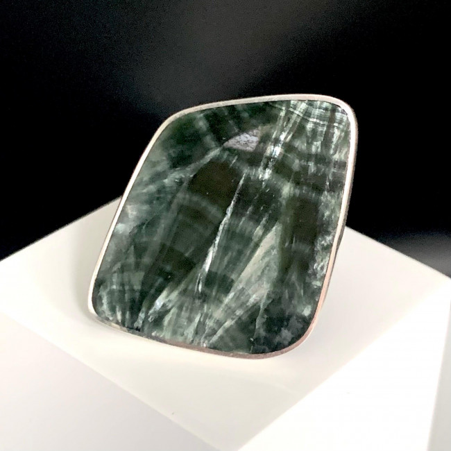 Кольцо к10106 (6.67 г), серебро, зеленый, клинохлор купить в интернет-магазине Циркон С