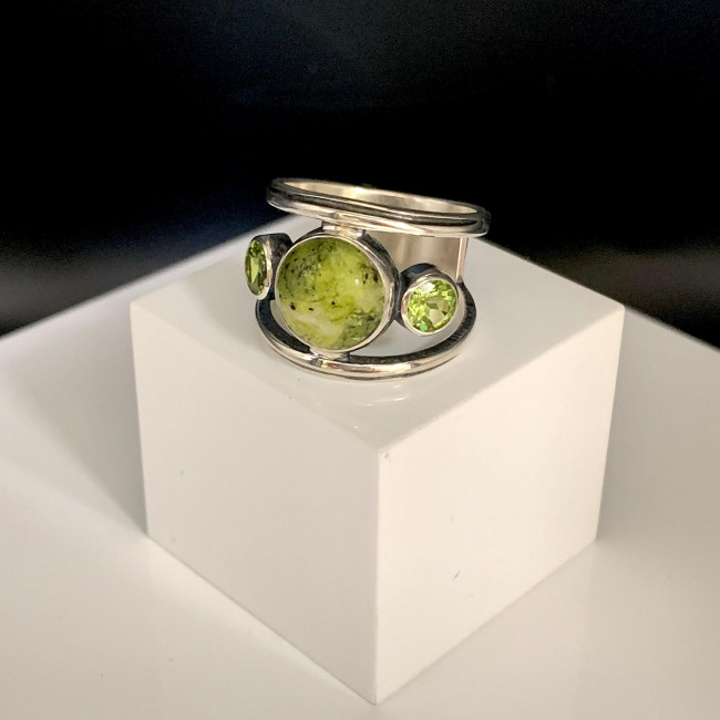 Кольцо к10116 (7.69 г), серебро, зелено-желтый, лизардит, хризолит купить в интернет-магазине Циркон С