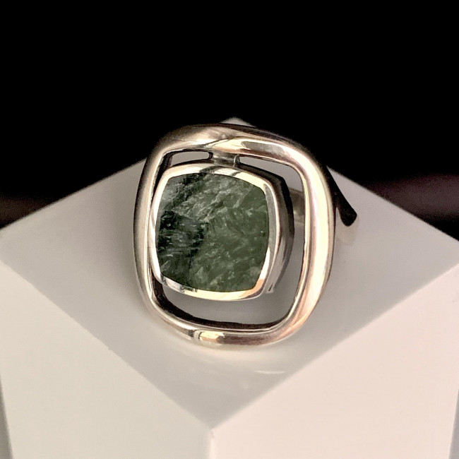 Кольцо к10118 (6.63 г), серебро, зеленый, клинохлор купить в интернет-магазине Циркон С