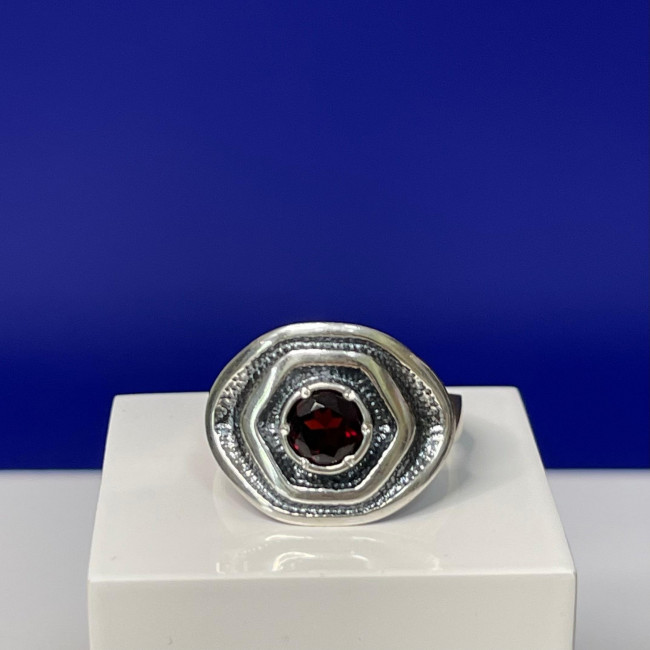 Кольцо к10119 (7.96 г), серебро, красный, гранат купить в интернет-магазине Циркон С