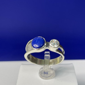 Кольцо из серебра 925 пробы с фианитами к10128