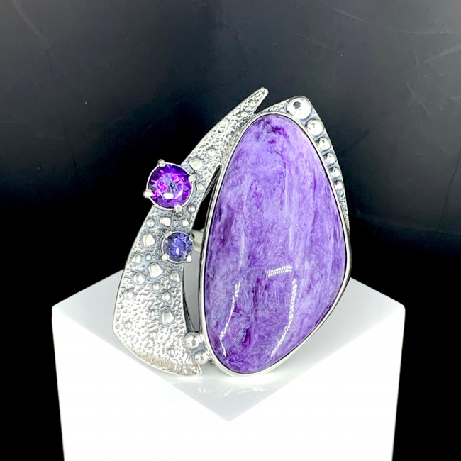 Кольцо к10139 (13.47 г), серебро, фиолетовый, синий, аметист, иолит, чароит купить в интернет-магазине Циркон С