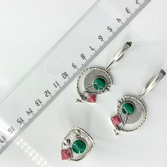 Серьги с10154 (16.80 г), серебро, зеленый, розово-бордовый, малахит, тулит купить в интернет-магазине Циркон С