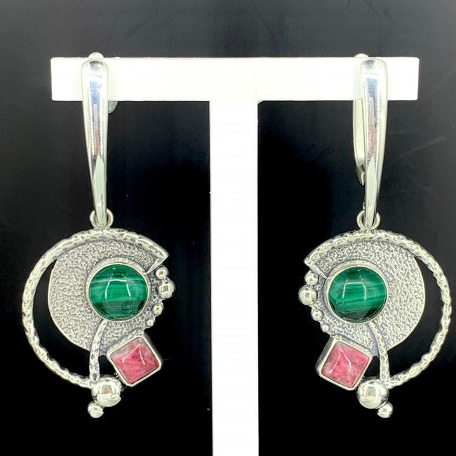 Серьги с10154 (16.80 г), серебро, зеленый, розово-бордовый, малахит, тулит купить в интернет-магазине Циркон С