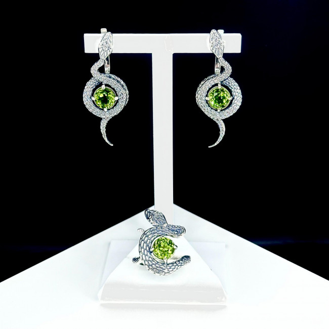 Кольцо к10262 (5.80 г), серебро, зелено-желтый, хризолит купить в интернет-магазине Циркон С