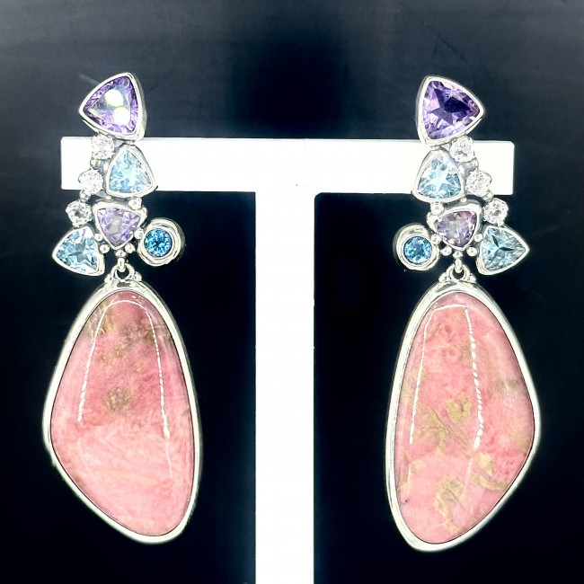 Серьги с1546 (24.98 г), серебро, фиолетовый, розовый, белый, голубой, аметист, родонит, топаз, топаз скай купить в интернет-магазине Циркон С