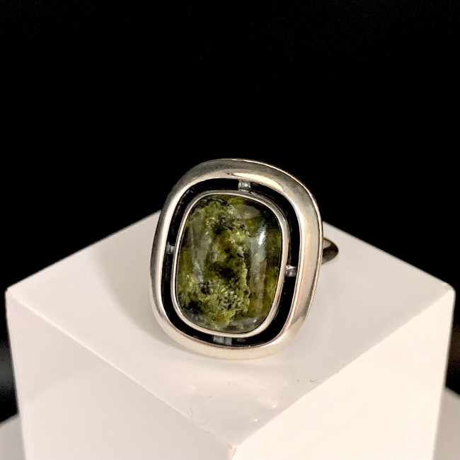 Кольцо к168 (8.50 г), серебро, салатово-черный, змеевик купить в интернет-магазине Циркон С