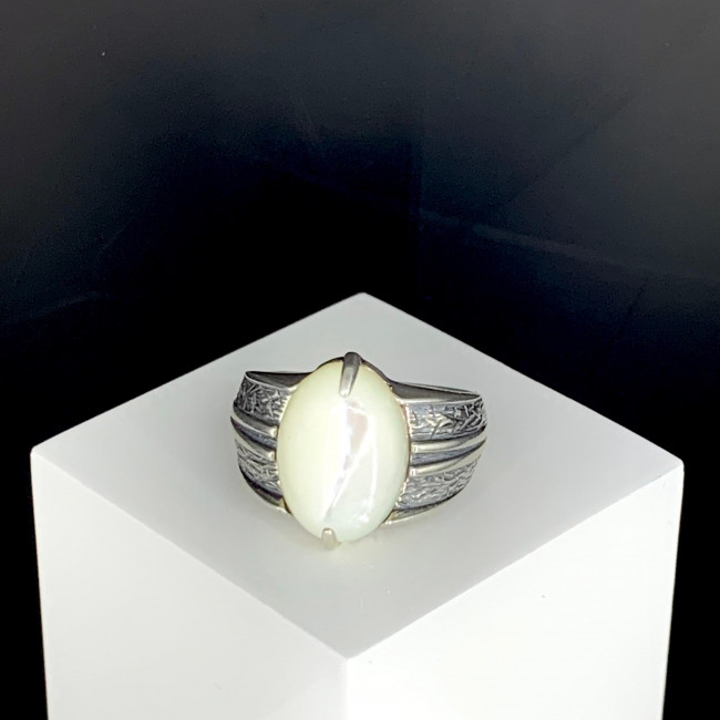 Серебряное кольцо Циркон к1803, белый, перламутр Кольцо к1803 (5.62 г), серебро, белый, перламутр купить в интернет-магазине Циркон С