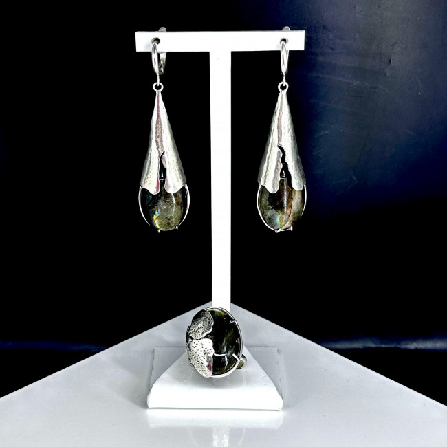 Кольцо к1856 (10.56 г), серебро, зеленый, лабрадор купить в интернет-магазине Циркон С