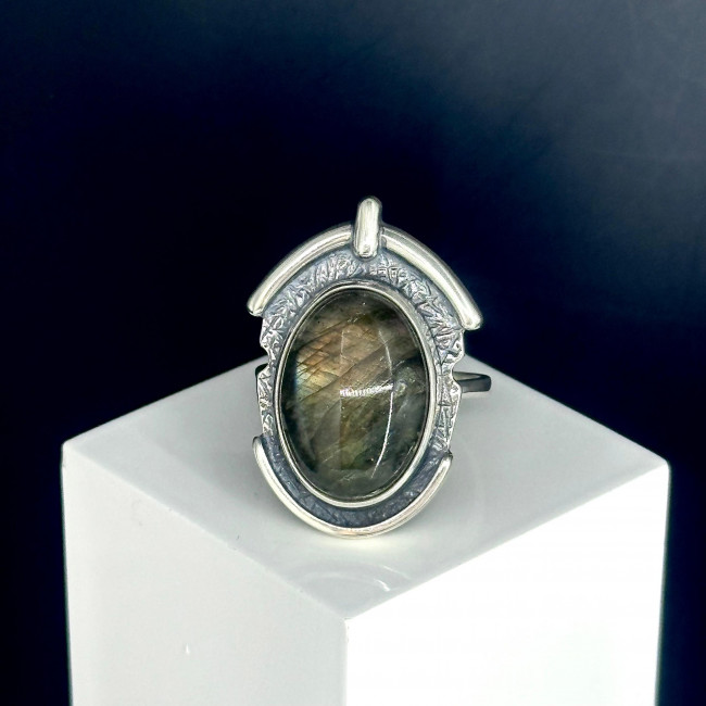 Кольцо к1866 (7.39 г), серебро, зеленый, лабрадор купить в интернет-магазине Циркон С