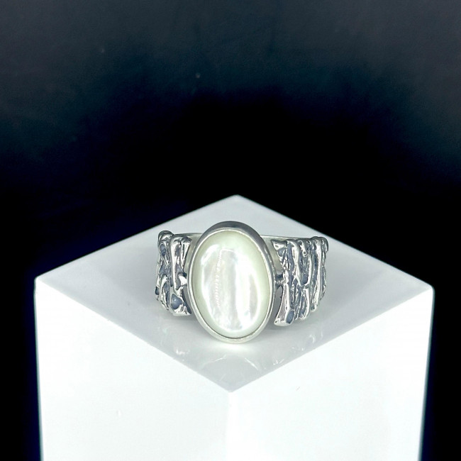 Серебряное кольцо Циркон к1922, белый, перламутр Кольцо к1922 (5.68 г), серебро, белый, перламутр купить в интернет-магазине Циркон С