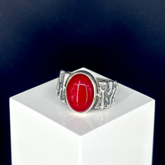Серебряное кольцо Циркон к1922, красный, коралл Кольцо к1922 (5.93 г), серебро, красный, коралл купить в интернет-магазине Циркон С