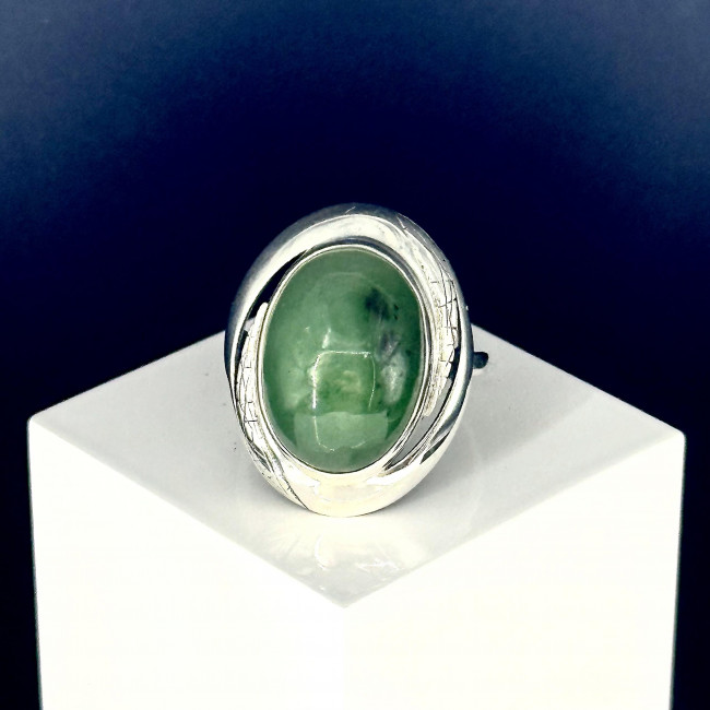 Серебряное кольцо Циркон к1923, зеленый, нефрит Кольцо к1923 (6.61 г), серебро, зеленый, нефрит купить в интернет-магазине Циркон С