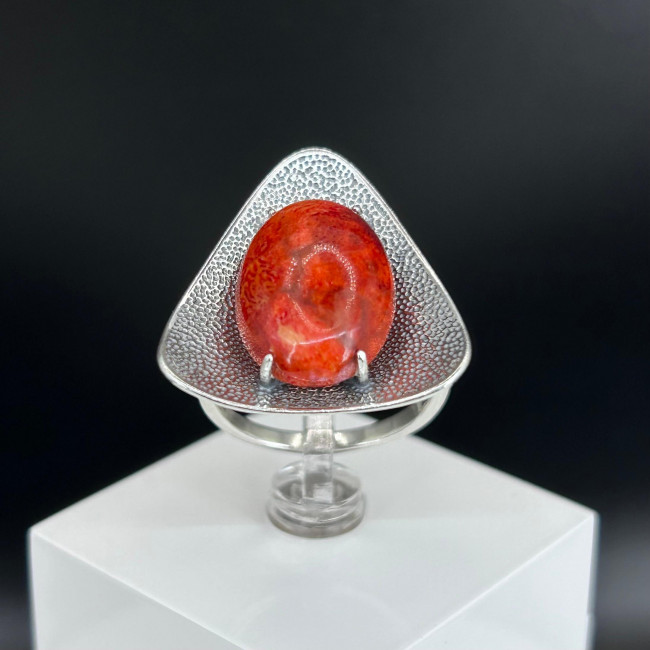 Серебряное кольцо Циркон к1937, красный, коралл губч. Кольцо к1937 (7.59 г), серебро, красный, коралл губч. купить в интернет-магазине Циркон С