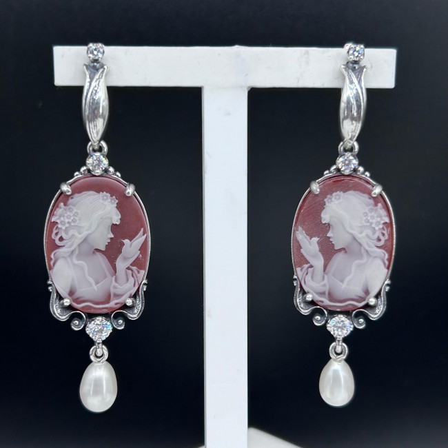 Серьги с2405 (15.95 г), серебро, белый, коричневый, жемчуг культ., камея на сердолике, топаз купить в интернет-магазине Циркон С
