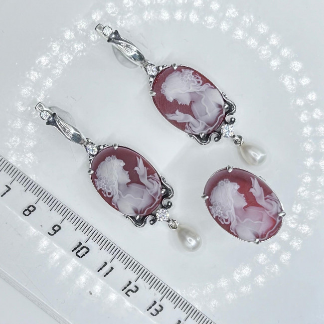 Серьги с2405 (15.95 г), серебро, белый, коричневый, жемчуг культ., камея на сердолике, топаз купить в интернет-магазине Циркон С