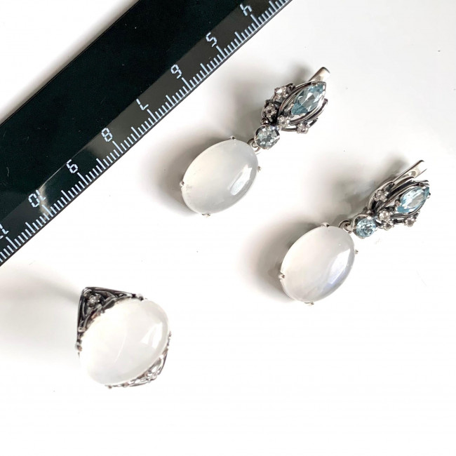 Серьги с2506 (12.88 г), серебро, молочно-голубой, белый, голубой, адуляр, топаз, топаз скай купить в интернет-магазине Циркон С