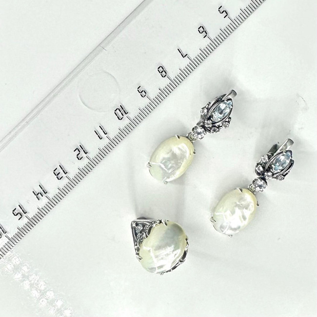Серьги с2506 (12.20 г), серебро, белый, голубой, перламутр, топаз, топаз скай купить в интернет-магазине Циркон С