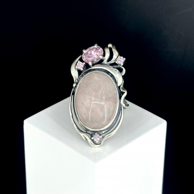 Серебряное кольцо Циркон к2610, розовый, кварц розовый, фианит Кольцо к2610 (10.28 г), серебро, розовый, кварц розовый, фианит купить в интернет-магазине Циркон С