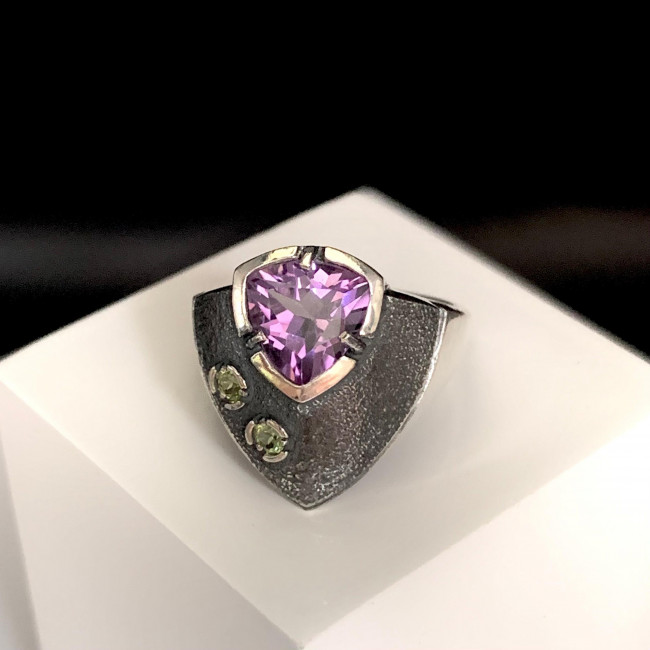 Кольцо к802 (5.83 г), серебро, фиолетовый, зелено-желтый, аметист, хризолит купить в интернет-магазине Циркон С